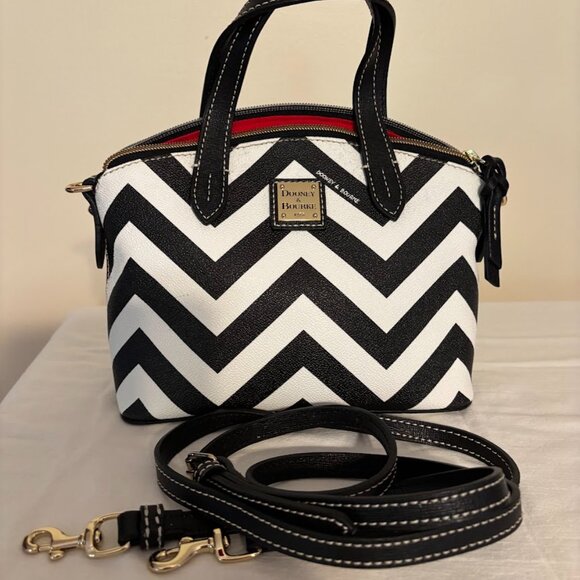 DOONEY & BOURKE Black/White Chevron Ruby Crossbody Bag (W: 9" x H: 7" x D: 4") - Picture 1 of 12